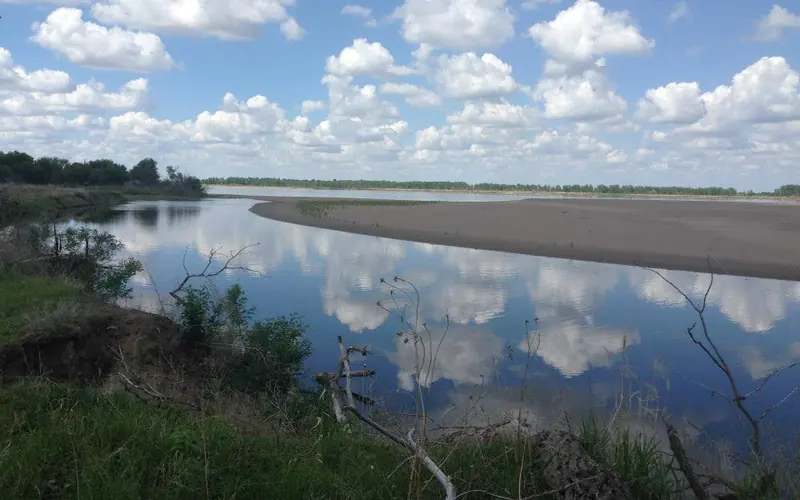 Scenic view of Missouri River on a sunny day