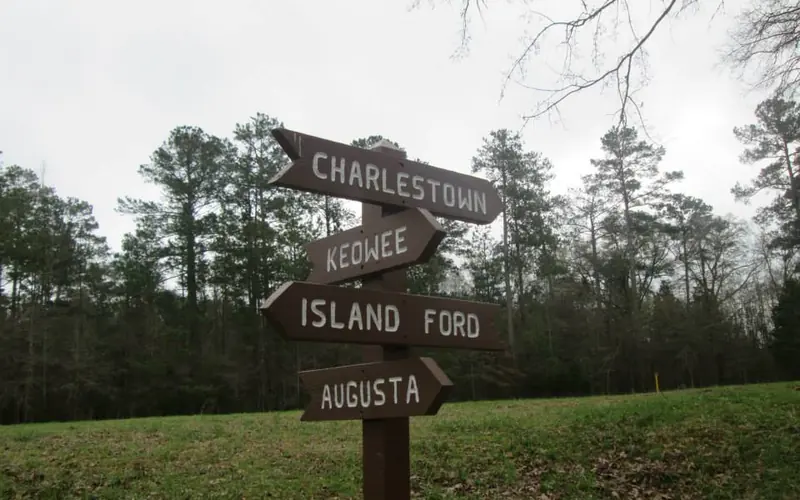 A wooden sign shows the direction of important places in 1781.